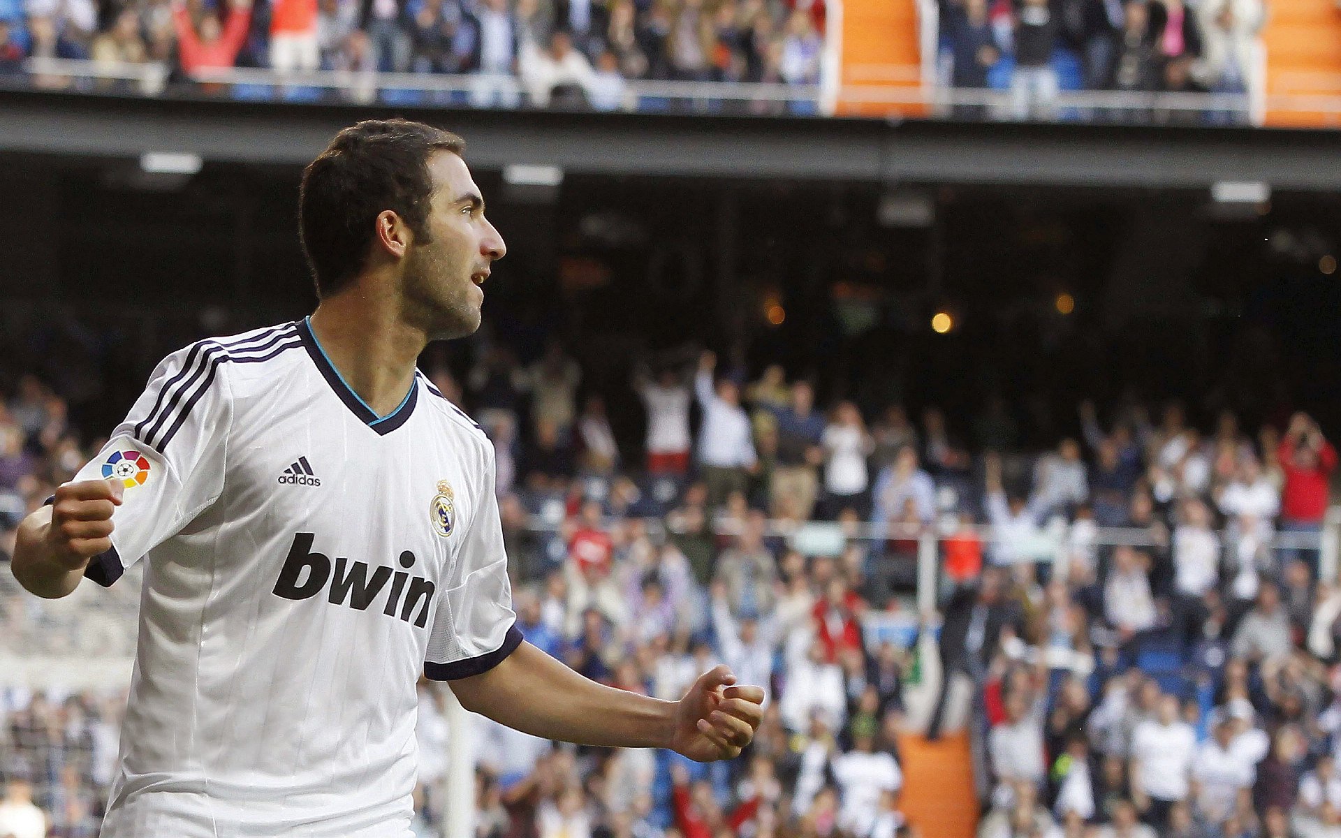 “英超战火不断，夺冠队伍展开新一轮角逐”，英超争冠