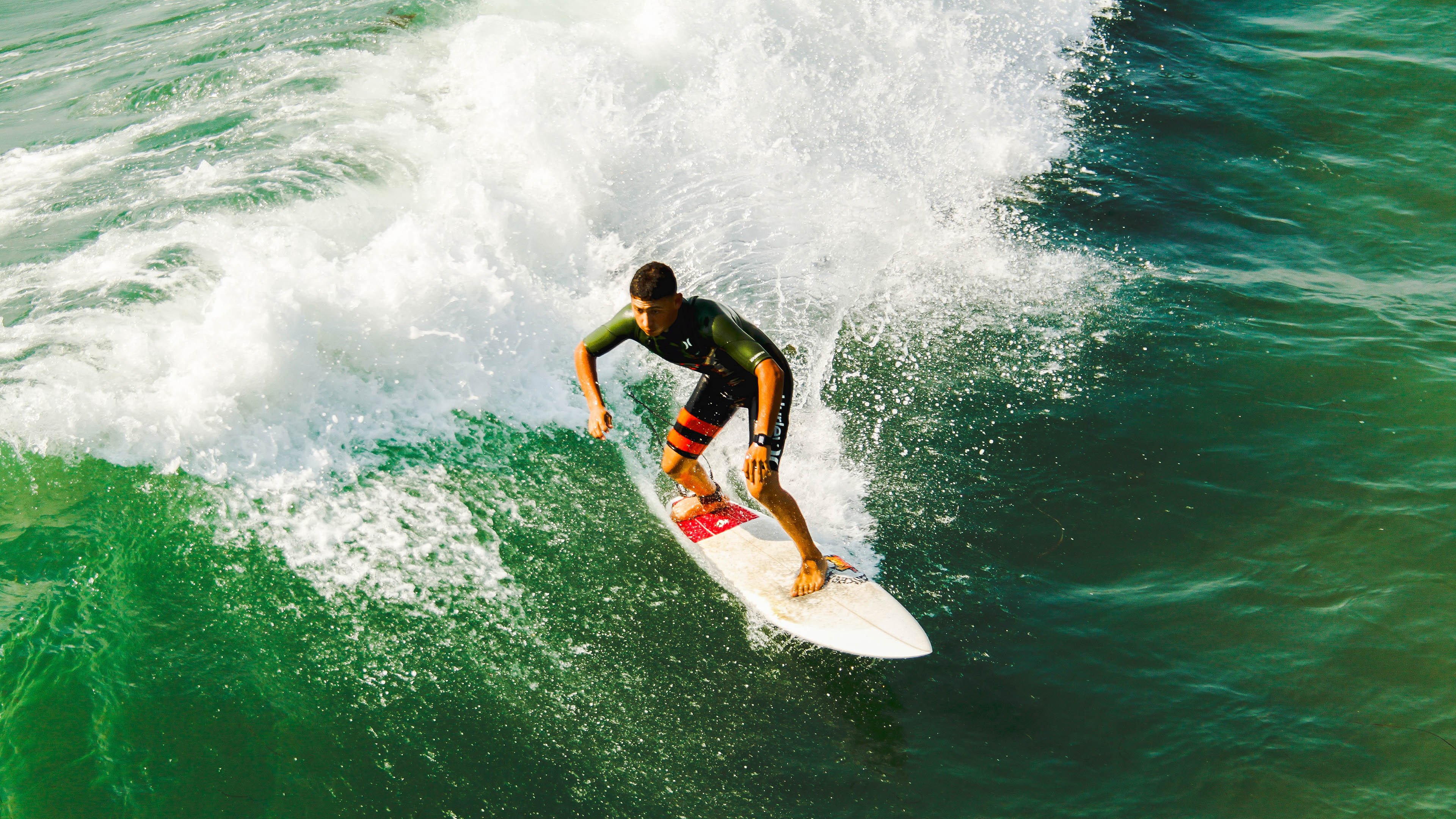 “英超战火不断，夺冠队伍展开新一轮角逐”，英超争冠